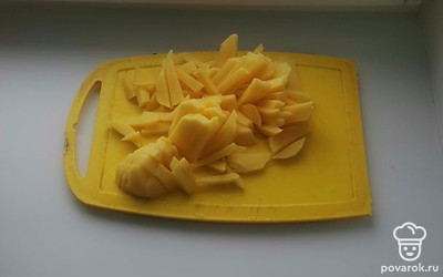 Порезать картошку. Добавить в щи. Варить до готовности. 