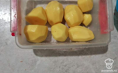 Предварительно отварить говяжий бульон, целый картофель добавить к мясу.