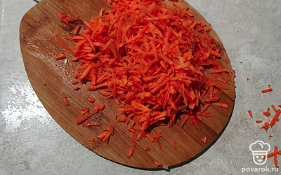 Натереть морковь.