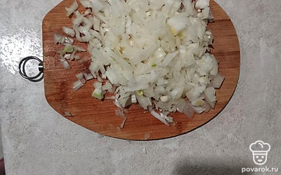 Нарезать лук. Когда картофель будет сварен до полуготовности, положить все овощи в кастрюлю. 