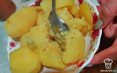 Картошку достать и размять ложкой, положить назад в кастрюлю. 