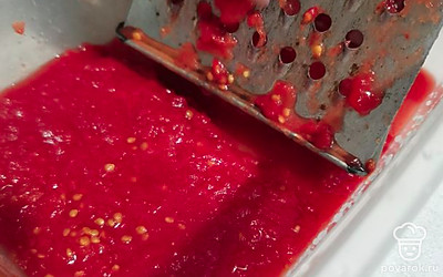 Помидоры перетереть на терке, отправить в кипящую воду к овощам. 