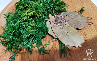 Варить еще 10 минут, добавить зелень, лавровый лист, перец и соль. 