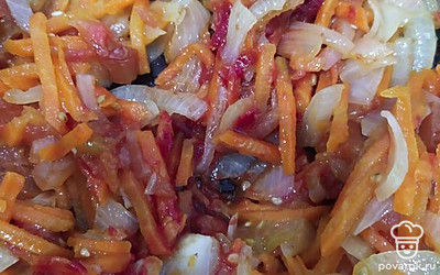 Готовим бульон, у меня говяжий. Варю 1-1,5 часа. Но можно любой другой. Как только бульон готов, делаем зажарку. Шинкуем лук полукольцами, отправляем на сковородку, смазанную растительным маслом. Через пару минут — морковь, нарезанную тонко соломкой, и еще через минут 7-8 помидоры и столовую ложку томатной пасты. Все тушим на медленном огне.