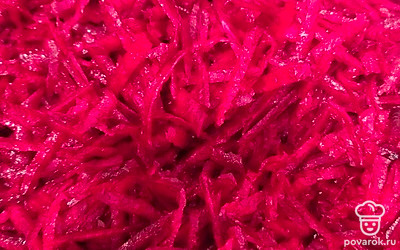 В это же время натираем свеклу терке, добавляем столовую ложку уксуса, но можно и без него. Минут 10-15 жарим на небольшом огне.