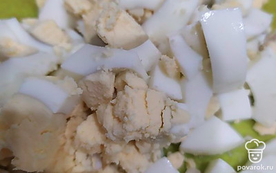 Пока овощи обжариваются, в бульон отправляем картошку. Туда же и все, что прожарилось.
Как только все овощи сварятся, отправляем яйца, мелко накрошив.