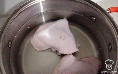 Бедра кладем в кастрюлю и варим до готовности.