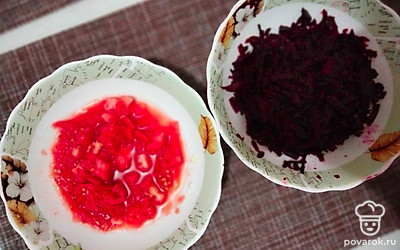 Нарезаем свеклу, помидор.