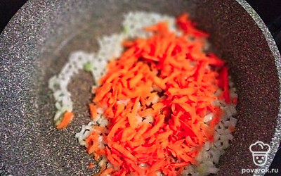 На сковороде обжариваем морковь с луком 3 минуты на среднем огне. 