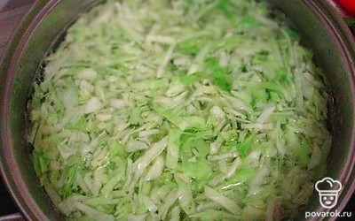 В кастрюлю с мясом добавляем капусту и картошку, варим. 