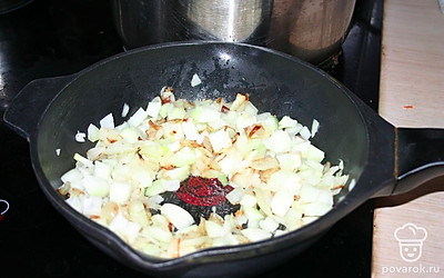 Нарезать лук и морковь. Потушить сначала лук ина сковородке, а потом добавить морковь.