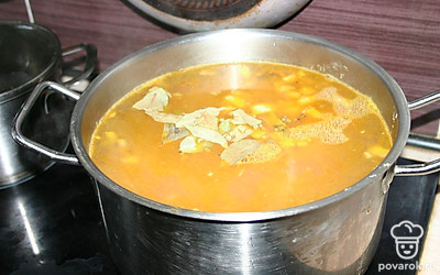 Добавить содержимое сковородки в кастрюлю. Довести до кипения. Добавить перловку и специи и ещё немного поварить.