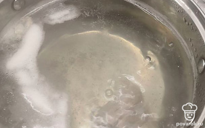 Воду поставить, посолить и добавить свинину, варить 1 час.