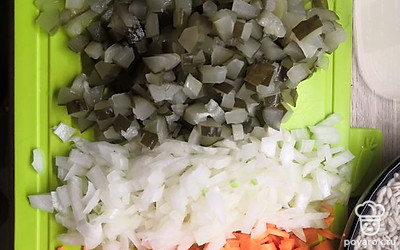 Лук, морковь и соленый огурец нарезать как на фото.