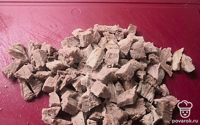 Свинину нарезать кубиками