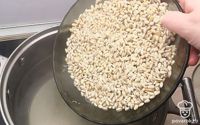 Добавить в суп перловку, овощи, картошку, свинину и варить на медленном или среднем огне под крышкой.