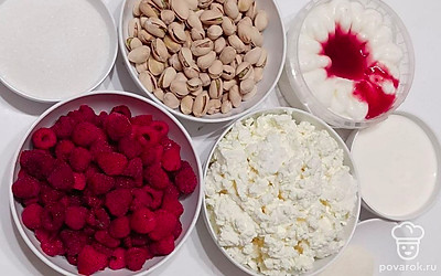 Замочите желатин в воде и оставьте его набухать, следуя инструкции на упаковке. Если используете свежую малину – вымойте ей и просушите, а если замороженную – заранее разморозьте ее. Очистите фисташки от скорлупы.
