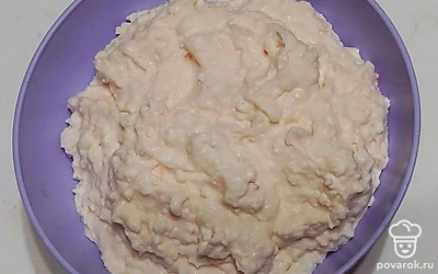 Соедините в блендере творог, сметану и сахар, добавьте ванилин и тщательно перемешайте до однородной консистенции. Растопите на водяной бане или в микроволновой печи желатин, затем добавьте его к творожной массе. Снова тщательно перемешайте до однородности.