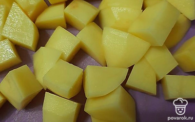 Отвариваем мясо до готовности. Затем промываем, режем средним кубиком картофель и морковь и добавляем в кастрюлю к мясу. 