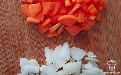 Лук режем на мелкий кубик.