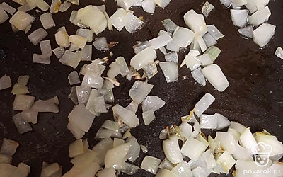 Обжариваем лук на сковороде до золотистого цвета.