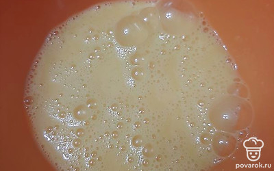 Яйца взбиваем в отдельной емкости до однородной массы.