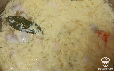 В кастрюлю добавляем соль по вкусу, лавровый лист, обжареный лук и взбитые яйца.