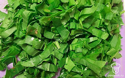 Щавель режем на средние полоски.