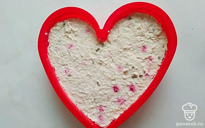 На дно силиконовой формы выложите часть малины и посыпьте небольшим количеством измельченных фисташек. Выложите сверху небольшое количество творожной массы и равномерно распределите. Повторяйте слои, пока не выложите все ингредиенты. Распределяйте массу таким образом, чтобы заполнять все пустоты.