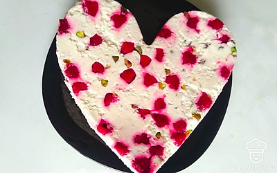 Уберите форму с творожным террином в холодильник на 4 часа.