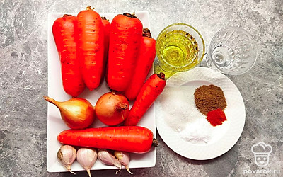 Подготовьте все ингредиенты. Промойте, очистите и натрите на терке по-корейски морковь. Лук нарежьте полукольцами. Измельчите чеснок.