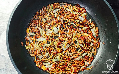 На сковороде, в растительном масле, обжарьте до золотистой корочки лук. Добавьте к моркови измельченный чеснок и влейте через сито, оставшееся после обжарки лука, масло. Перемешайте и оставьте настаиваться на пару часов.