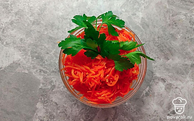 Подавайте в общем салатнике или в качестве гарнира к основным блюдам. Украсьте веточкой петрушки.