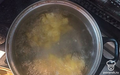 Почистить картошки. Вскипятить воду. Посолить фарш, перемешать, скатать шарики фрикадельки картошку и шарики в кипящую воду. Посолить. 