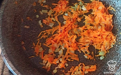 Порезать лук мелкими кубиками, поджарить до золотистого цвета. Потереть морковь на крупной терке и добавить к луку, перемешать. 