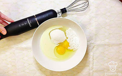 Взбейте яйца с сахаром и солью до пышности.