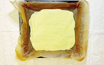 Вылейте тесто на противень, предварительно застелив его пергаментной бумагой и смазав обильно маслом.