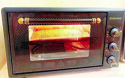 Поставьте в духовку, заранее разогретую до 200 °С, и выпекайте минут 7-10 примерно при температуре 160-170 °С. Далее достаньте и выложите обратной стороной, снимите бумагу и заверните в полотенце.