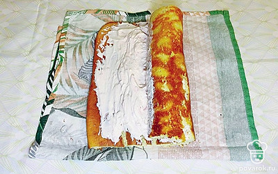 Для крема смешайте сметану и варенье. После остывания смажьте корж кремом, заверните в рулет и нарежьте на порционные кусочки.