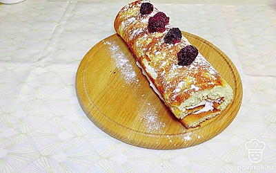 По желанию можно украсить ягодами и посыпать сахарной пудрой.