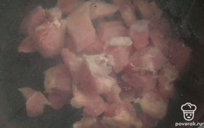 Отвариваем мясо. Ориентировочно 15-20 минут.