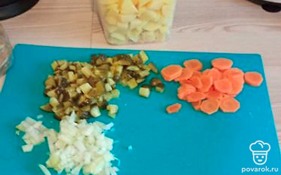 Нарезаем овощи.