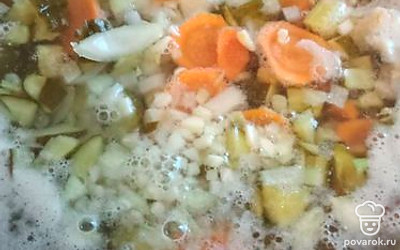 Как только мясо будет готово, добавляем все овощи в суп. Варим еще 15-20 минут, до готовности картошки. 