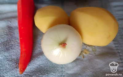 Подготовить овощи: нарезать все кубиком. 