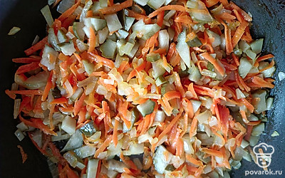 Картофель и перловку добавить в бульон, на разогретой сковороде спассеровать морковь, лук и огурец. 