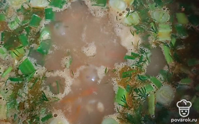 Пассерованные овощи добавить к картофелю, посолить, добавить любимые приправы и лавровый лист. Варить до готовности. 