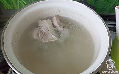 Начинаем варить свинину вместе с перловкой, немного подсолив воду.