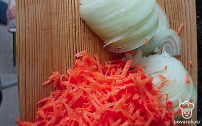 Очищаем лук и морковь. Режем полукольцами лук и трём на крупной терке морковь.