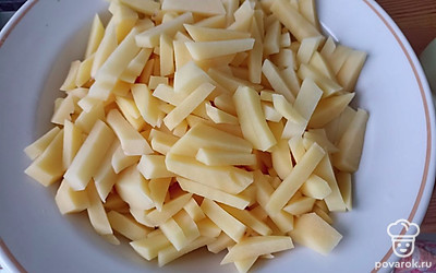 Чистим картошку и режем маленькими брусками.