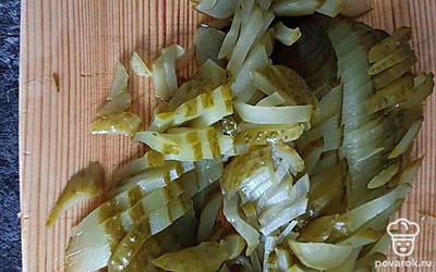 Солёные огурцы нарезаем соломкой.